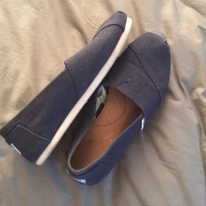 Navy toms